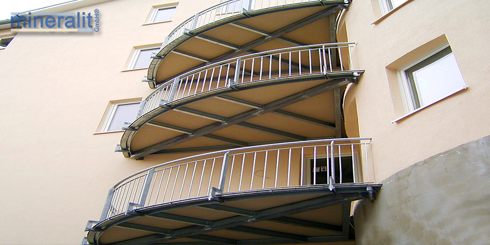 großformatige Balkonelemente aus Polymerbeton