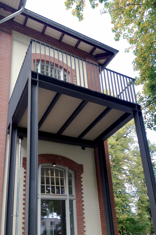 Balkon mit vorgestellter Unterkonstruktion für freitragende Balkonbodenplatten aus Mineralit