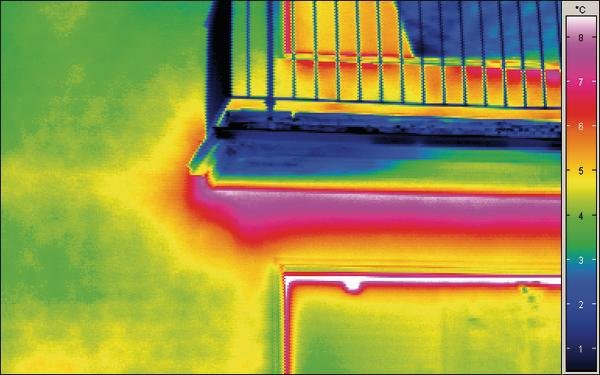 Balkonanschluss an Hausfassade im Wärmebildverfahren, zu sehen sind höhere Temperaturen im Übergangsbereich zwischen Fassade und Balkon