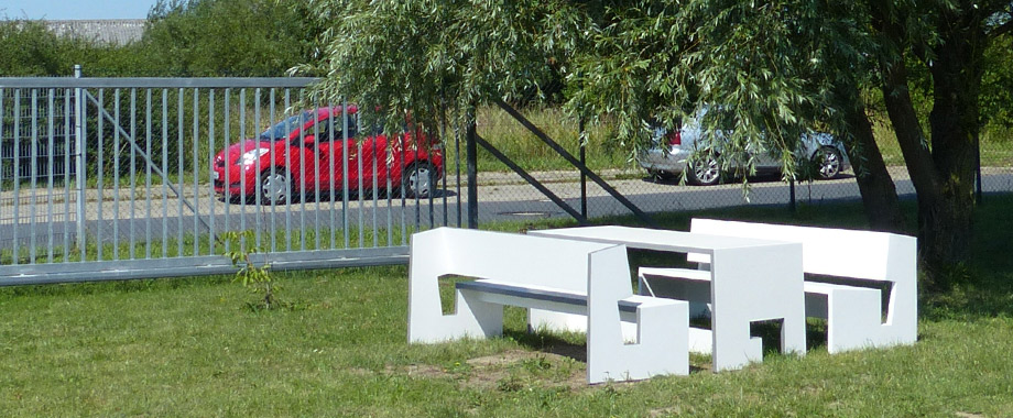 individuelle Rastanlage aus Polymerbeton, weiß mit grauem Rand
