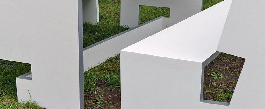 Detailansicht Tisch und Bank aus Polymerbeton