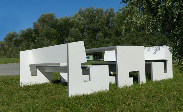 weiße Parkbank mit Tisch aus Polymerbeton