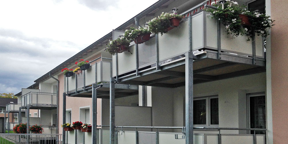 Balkonkonstruktion mit freitragenden Balkonplatten aus Mineralit