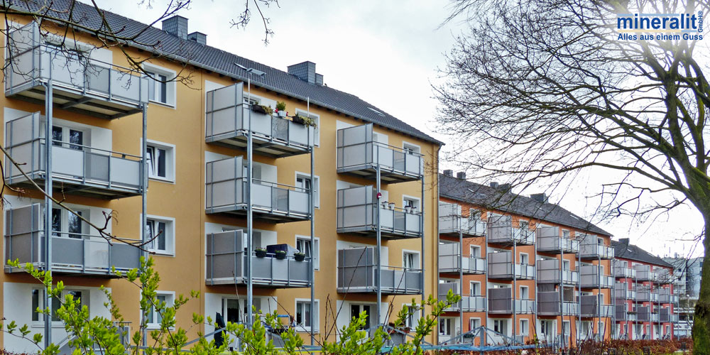 Neubaublöcke nach Sanierung mit vorgestellten Balkonanlagen