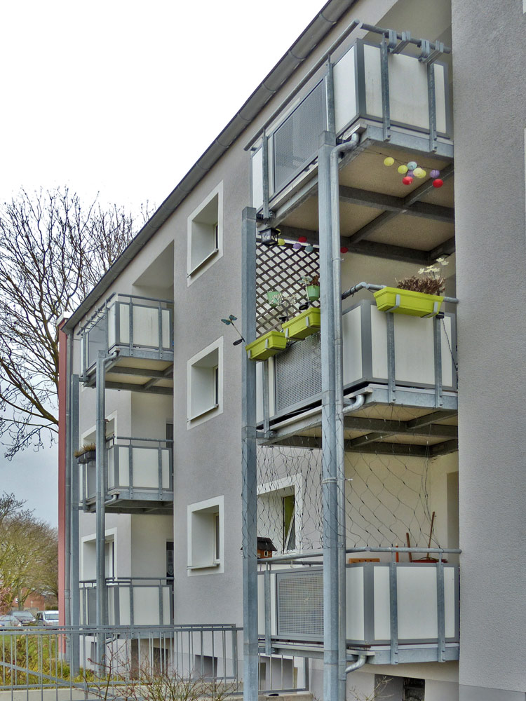 Balkonsanierung mit vorgestellten Balkonanlagen und Plattenelementen aus Polymerbeton