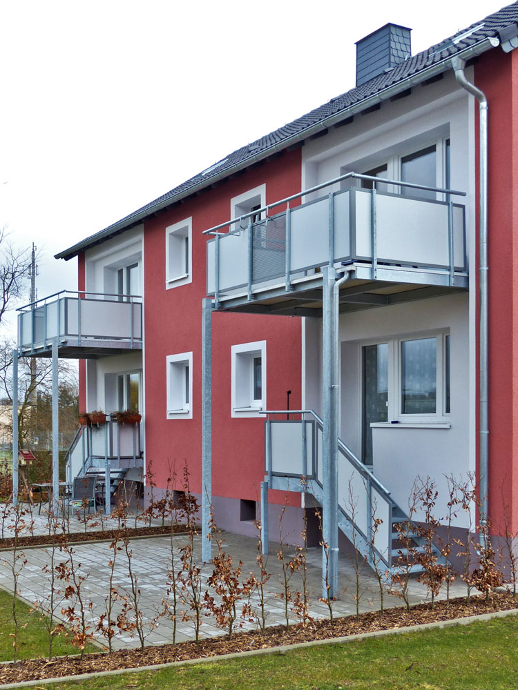 Sanierung von Mehrfamilienhäusern mit vorgestellten Balkonkonstruktionen und freitragenden Balkonplatten aus Mineralit