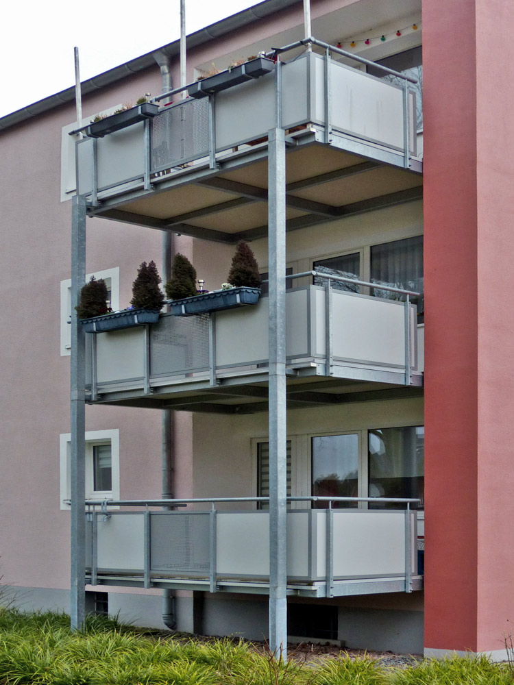 vorgestellte Balkonanlage mit freitragenden Balkonplatten aus Mineralit