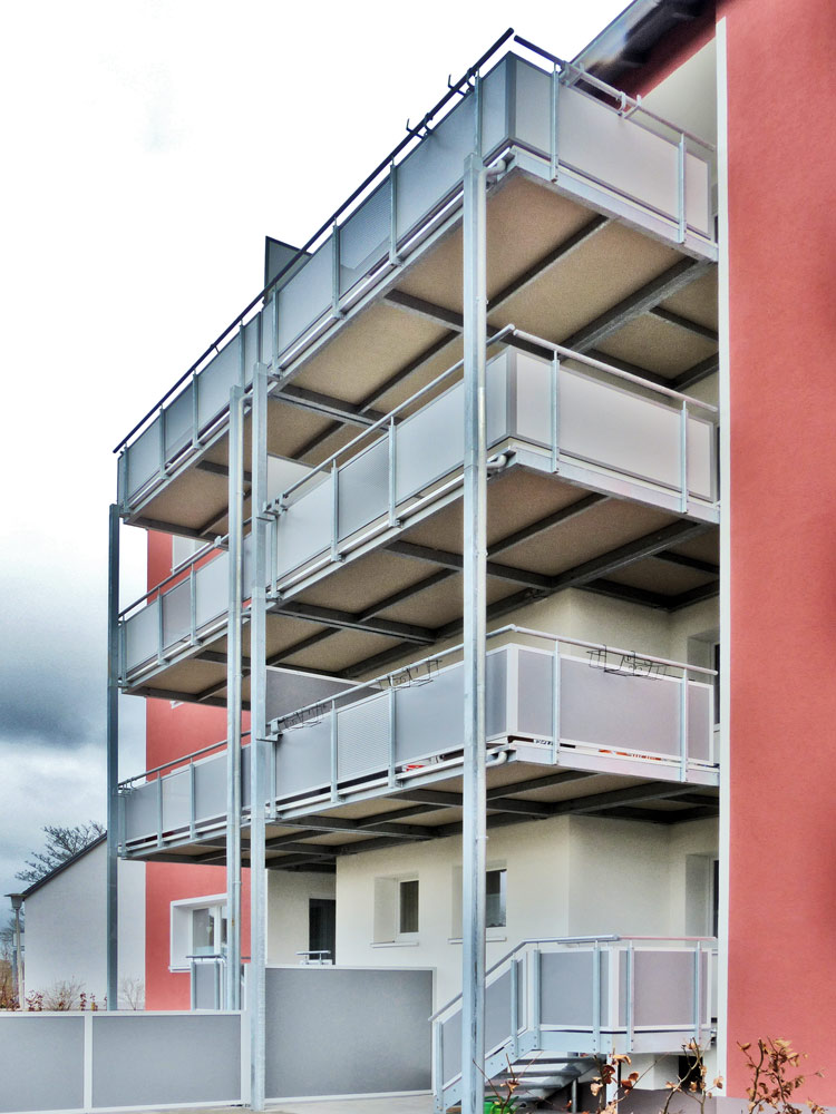 großformatige Balkonplatten aus Polymerbeton auf vorgestellter Balkonkonstruktion