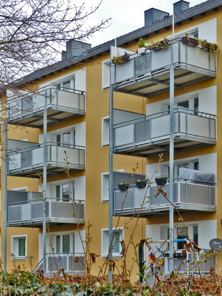 Neubaublock mit Balkonerweiterung durch vorgestellte Balkonanlage