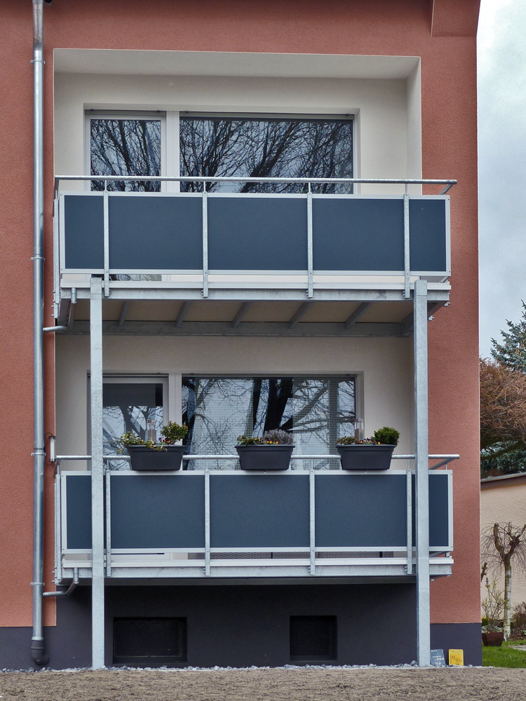 vorgestellte Balkonkonstruktion mit Balkonplatten aus Polymerbeton