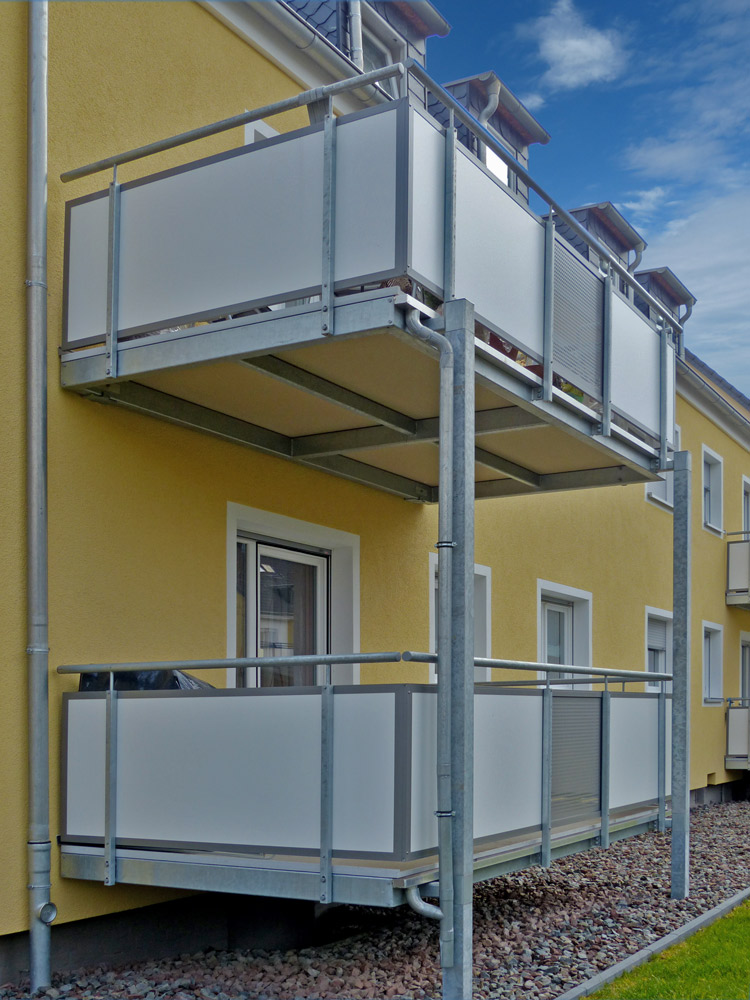 vorgestellte Balkonkonstruktion mit Balkonplatten aus Mineralit