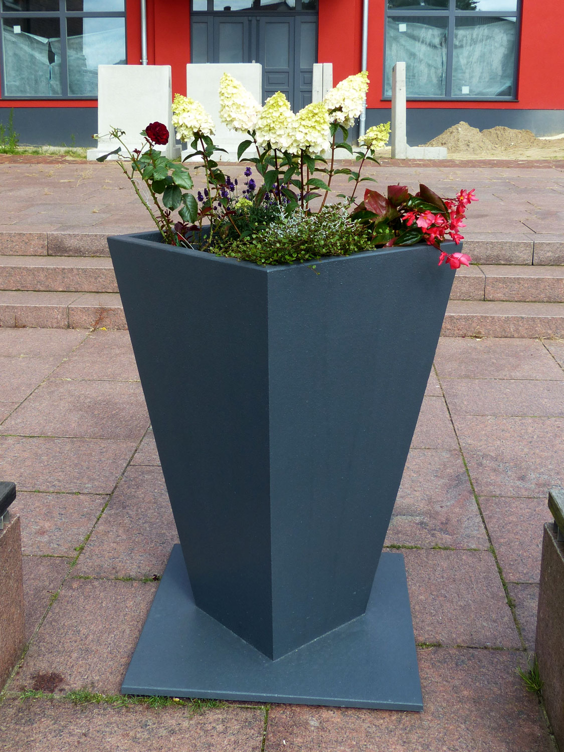 Blumenschalen & Pflanzkübel aus witterungsbeständigem Polymerbeton